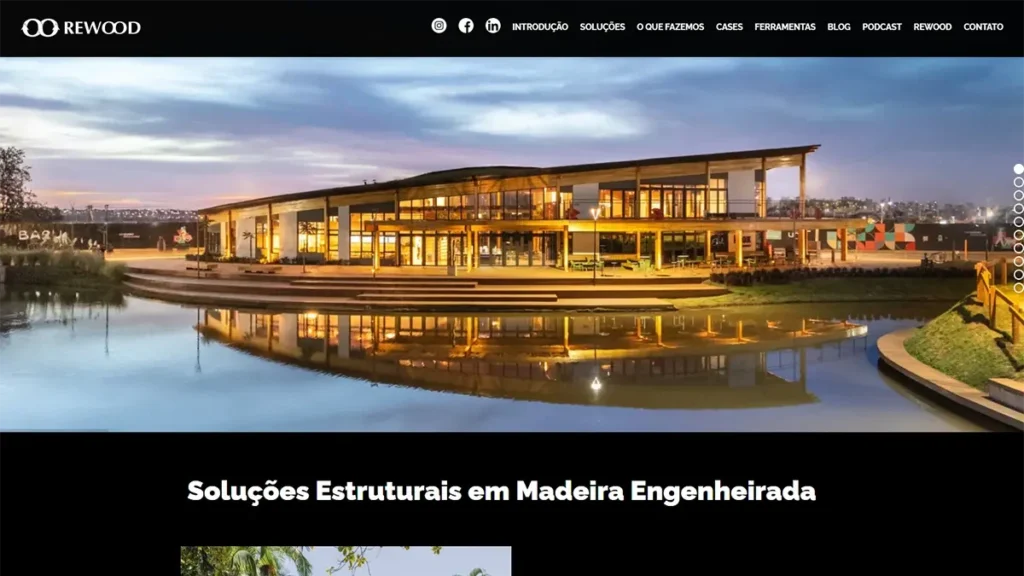 Página inicial do site da Rewood, com o menu principal, a foto de uma obra em madeira engenheirada e o título Soluções Estruturais em Madeira Engenheirada