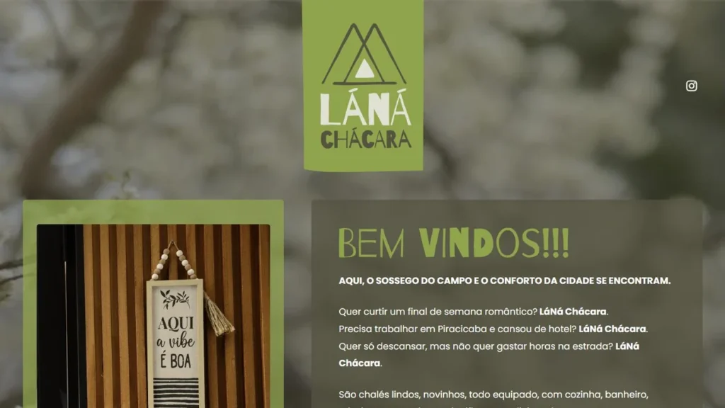 Página inicial do site da Lá Ná Chácara, com o logotipo verde no topo, o título Bem vindos e o texto de apresentação dos chalés