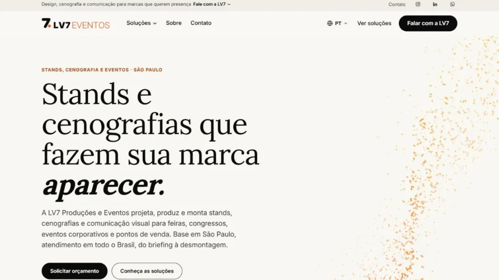Página inicial do site da LV7 no computador, com o menu Soluções, Sobre e Contato, o título Stands e cenografias que fazem sua marca aparecer e os botões Solicitar orçamento e Conheça as soluções
