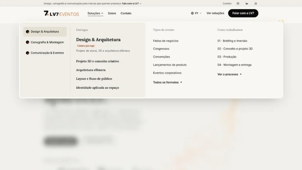 Painel do menu Soluções aberto no site da LV7, com as três frentes à esquerda, as entregas de Design e Arquitetura, os tipos de evento e as quatro etapas do trabalho